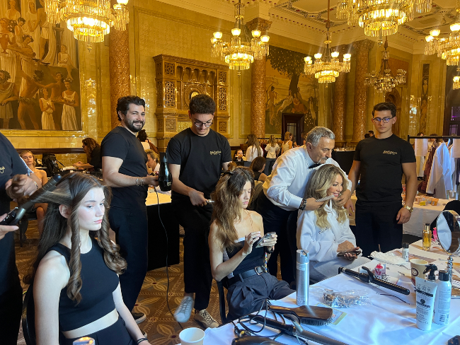 Sabit Akkaya, Kérastase ve L’Oréal Professionnel’dan Londra Moda Haftası’na Işıltılı Dokunuş Sabit Akkaya, Kérastase ve L’Oréal Professionnel’dan Londra Moda Haftası’na Işıltılı Dokunuş