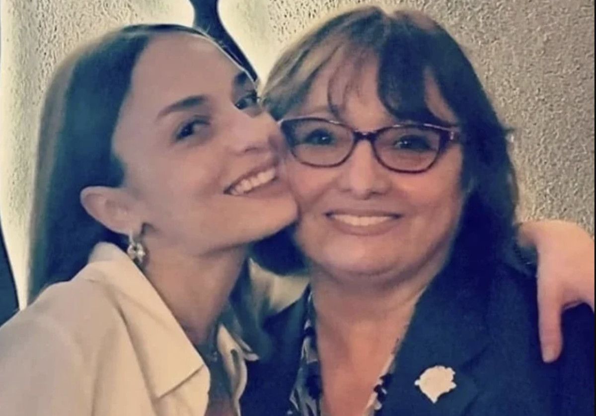 Nilperi Şahinkaya’dan annesinin kaybının ardından duygusal aile fotoğrafları paylaşımı