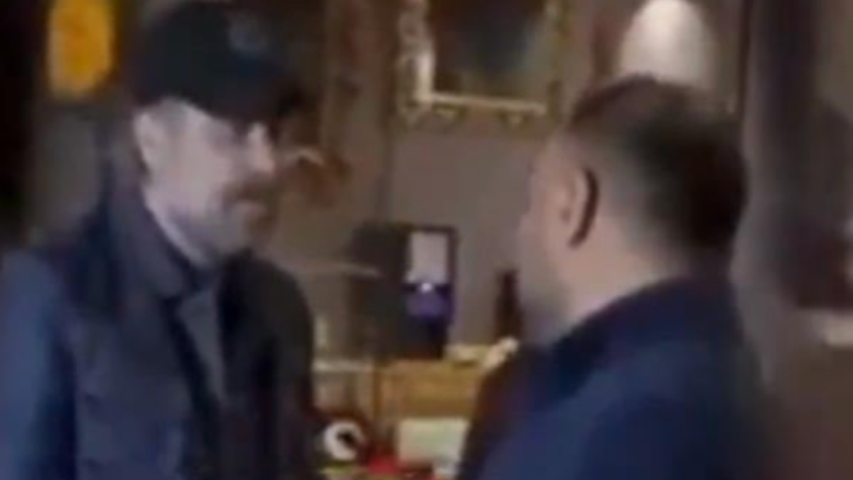 Magazin muhabiri Nejat İşler’e kafa attı Magazin muhabiri Nejat İşler’e kafa attı