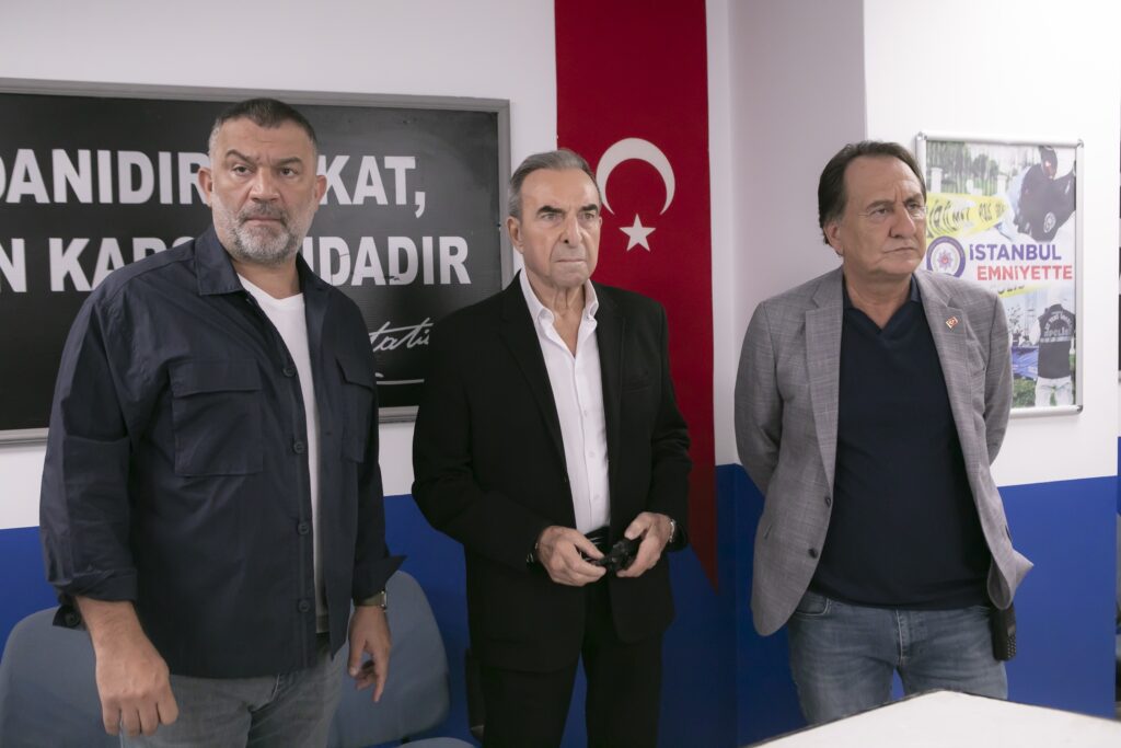 Arka Sokaklar 718. Bölümde Ekip, operasyonu başarıyla tamamladı! Ali, Arka Sokaklar’a geri dönüyor! Arka Sokaklar 718. Bölümde Ekip, operasyonu başarıyla tamamladı! Ali, Arka Sokaklar’a geri dönüyor!
