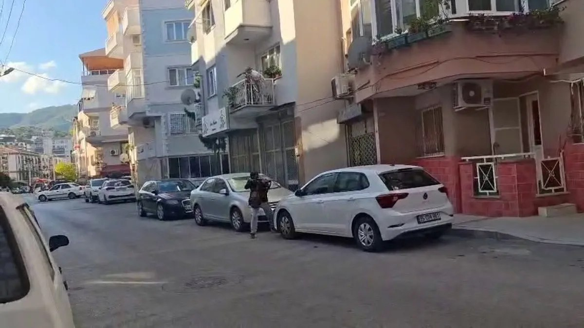 İzmir’de 16 yaşındaki saldırganın karakola düzenlediği saldırıda şehit sayısı 3’e çıktı İzmir’de 16 yaşındaki saldırganın karakola düzenlediği saldırıda şehit sayısı 3’e çıktı
