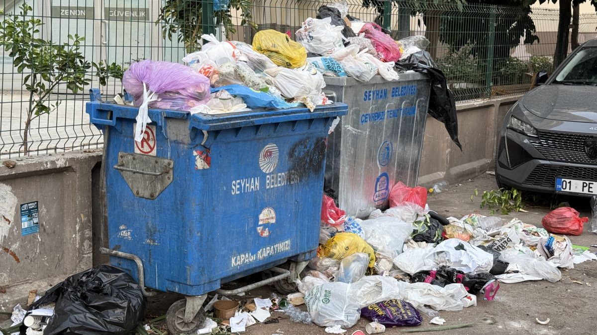Adana’da sokakta biriken çöpler vatandaşların tepkisini çekiyor Adana’da sokakta biriken çöpler vatandaşların tepkisini çekiyor