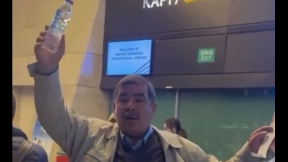 Havalimanında suyun 80 liraya satılmasına isyan etti: Memleket ne hale gelmiş Havalimanında suyun 80 liraya satılmasına isyan etti: Memleket ne hale gelmiş
