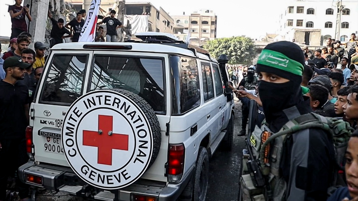 İsrail basını yazdı: Hamas, esirler salıverilmeden önce aileleriyle konuşmalarına izin verdi İsrail basını yazdı: Hamas, esirler salıverilmeden önce aileleriyle konuşmalarına izin verdi