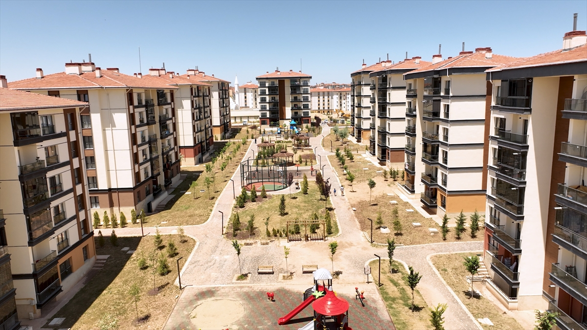 Eskişehir’de TOKİ ile hayaller gerçekleşti: Vatandaşlar güvenli yuvalarına kavuştu Eskişehir’de TOKİ ile hayaller gerçekleşti: Vatandaşlar güvenli yuvalarına kavuştu