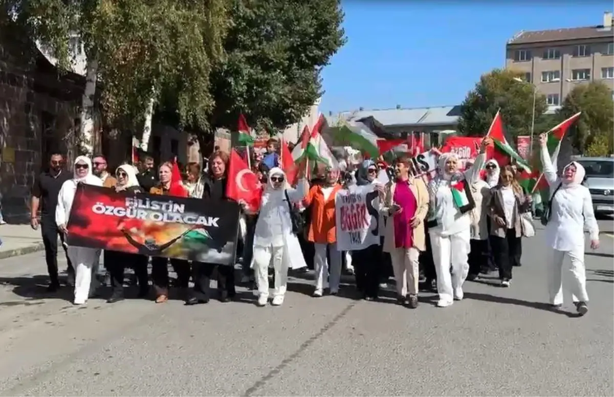 Ardahan’da Kadınlardan Filistin’e Destek Yürüyüşü Ardahan’da Kadınlardan Filistin’e Destek Yürüyüşü
