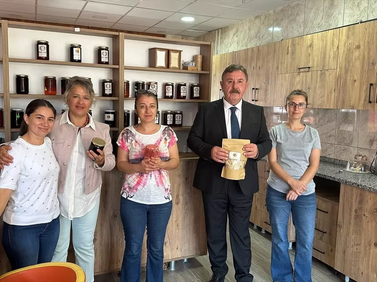 Gerze Belediye Başkanı’ndan Kadın Kooperatifine Destek Ziyareti Gerze Belediye Başkanı’ndan Kadın Kooperatifine Destek Ziyareti