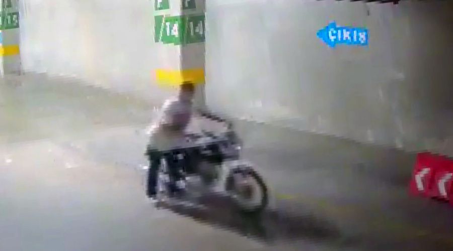 Hastane otoparkından motosiklet çaldı, yakalanınca ‘ben o değilim’ dedi! Hastane otoparkından motosiklet çaldı, yakalanınca ‘ben o değilim’ dedi!