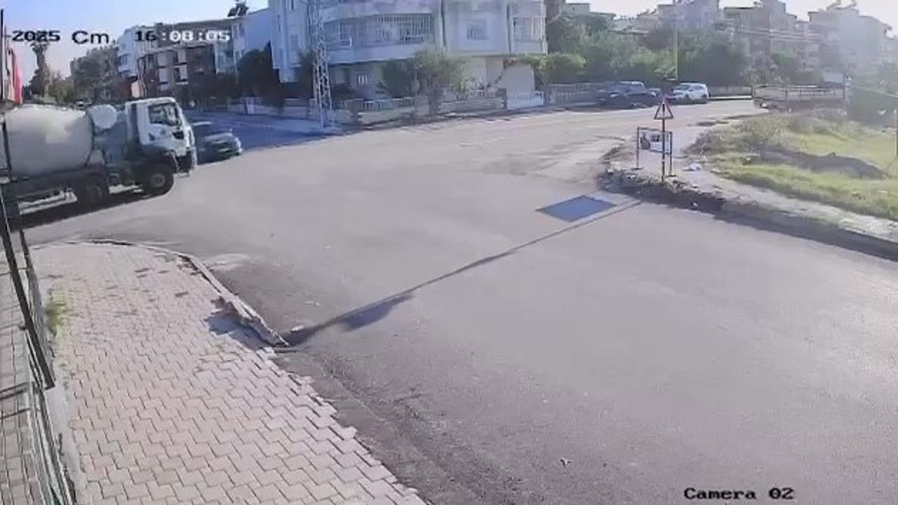 Aynı kavşakta bir kaza daha! Beton mikseriyle otomobil kafa kafaya çarpıştı Aynı kavşakta bir kaza daha! Beton mikseriyle otomobil kafa kafaya çarpıştı