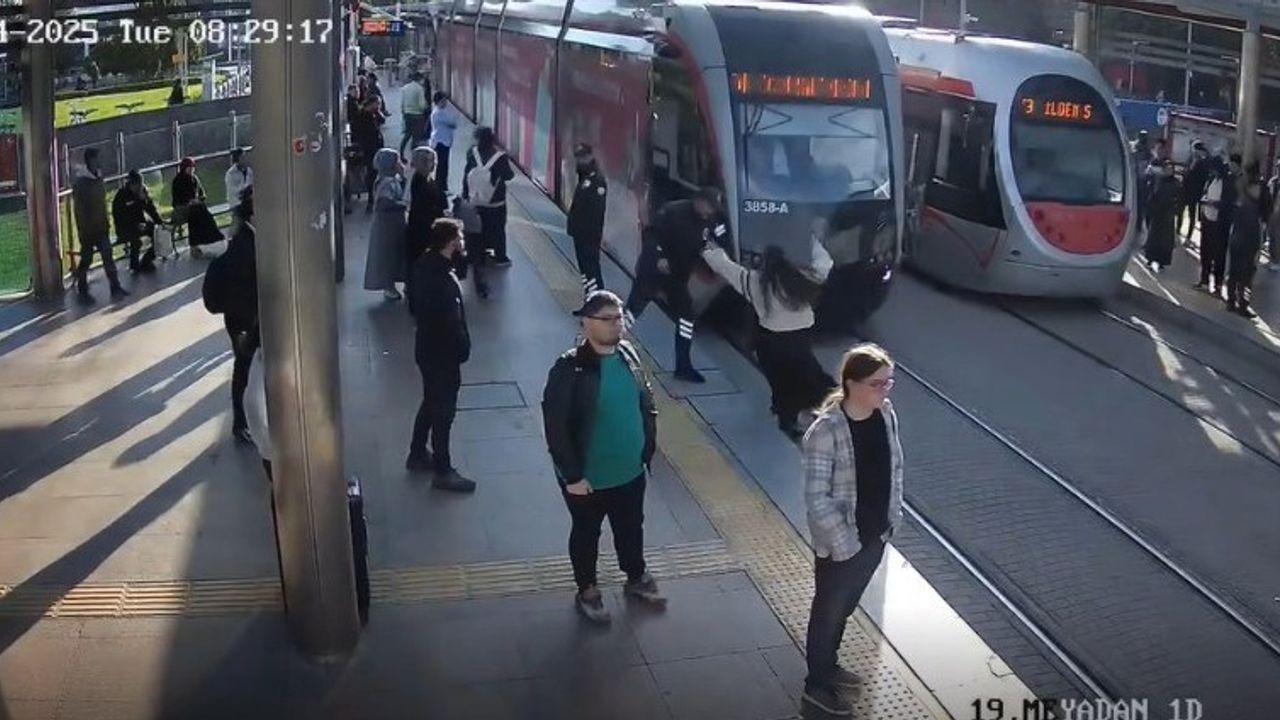 Tramvayın altında kalmaktan son anda kurtuldu! Görevlinin hayat kurtaran dokunuşu Tramvayın altında kalmaktan son anda kurtuldu! Görevlinin hayat kurtaran dokunuşu