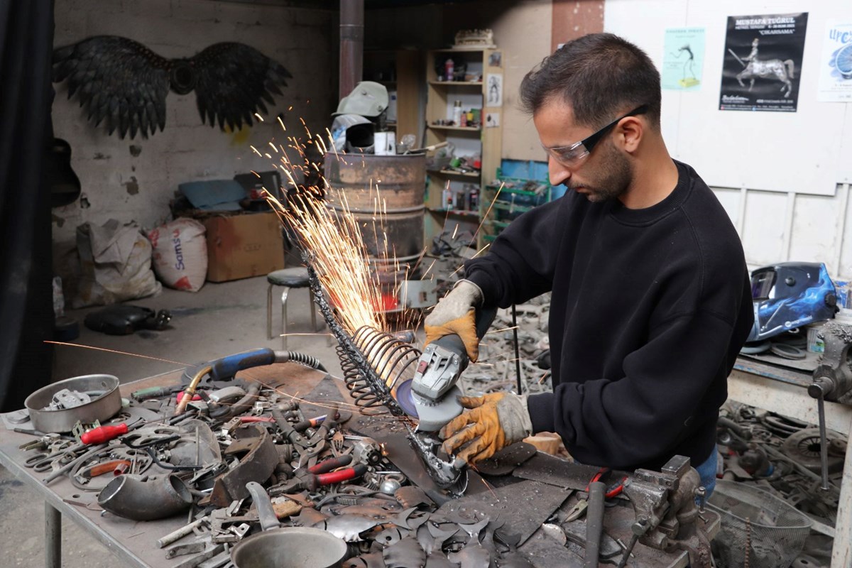 İlhamı aile mesleği balıkçılıktan aldı: Metal parçalarla sanat eseri üretiyor